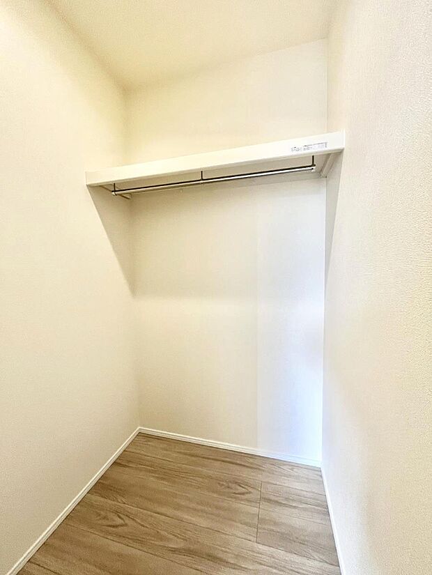 ウォークインクローゼット付きで生活空間を広く利用できます。