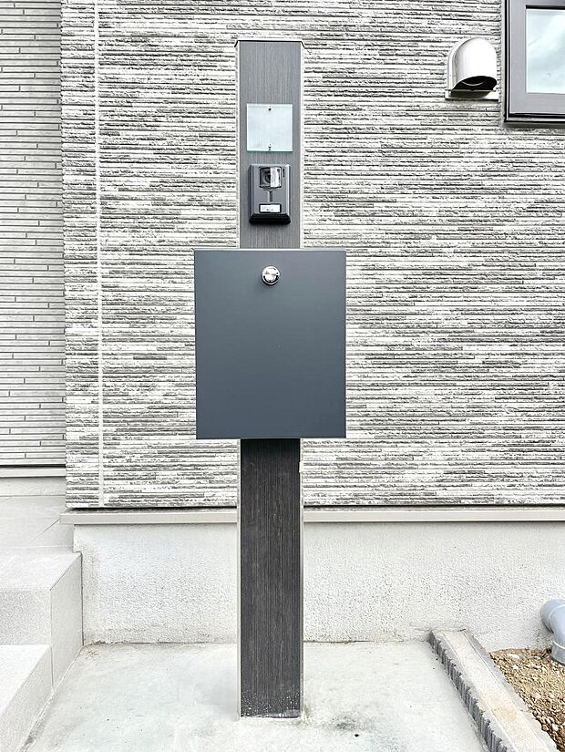 シンプルデザインのポスト。