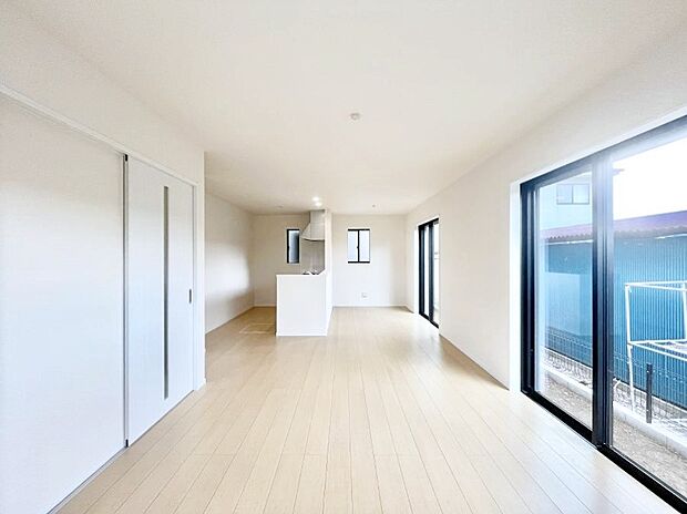 大きな窓からたっぷりの陽光と風を感じられるリビング