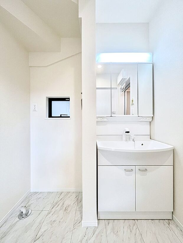 ゆとりの洗面スペースで朝の身支度もスムーズに