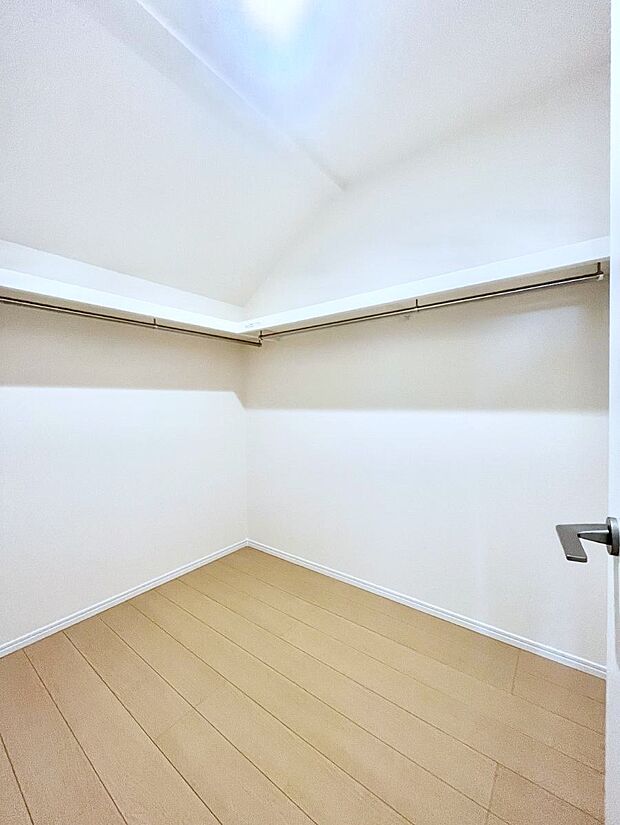 空間を有効活用できるウォークインクローゼット付き!収納のお悩みも減りますね