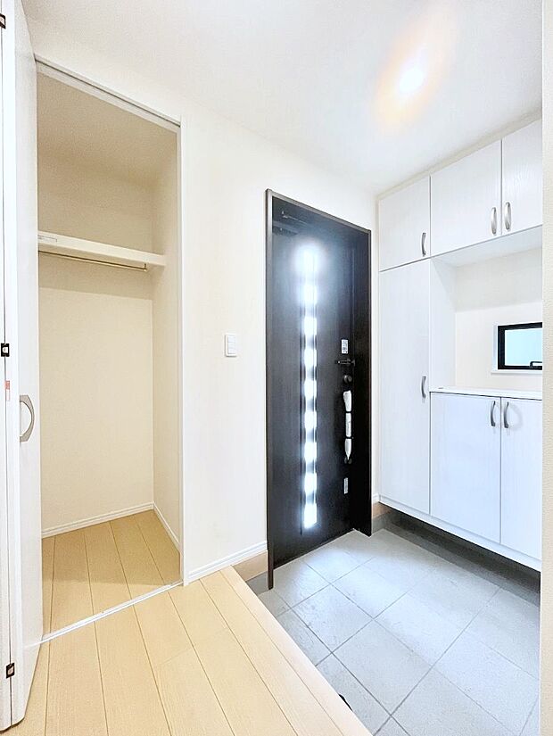 玄関ホール収納です。掃除道具やお出かけ用グッズの収納に便利です。