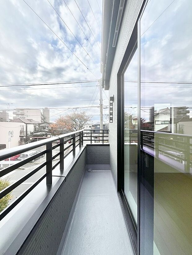 暖かな陽光が降り注ぐバルコニーはお洗濯におすすめ。爽やかな風も心地よいです。