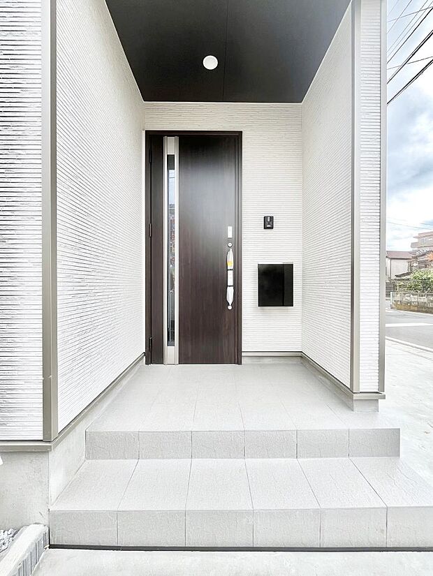 玄関前は雨が降っても濡れにくい屋根付き