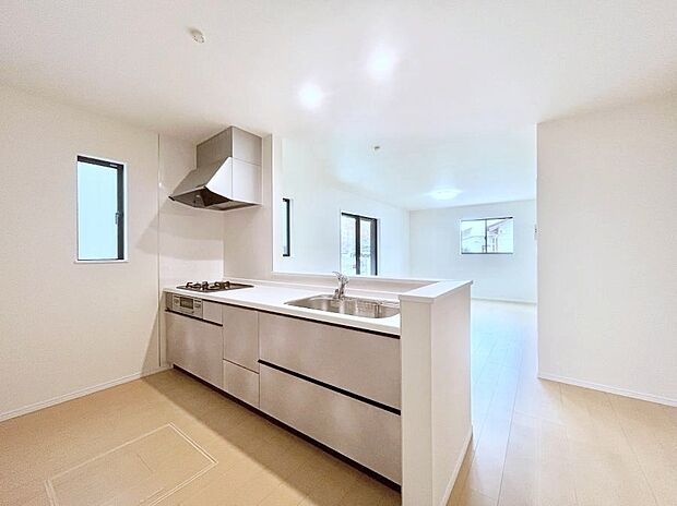 カウンター越しに楽しいおしゃべり。いつものお料理がもっと美味しくなりそうですね。