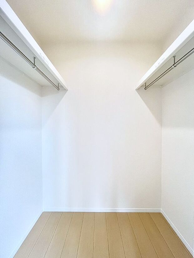 ウォークインクローゼット付きで生活空間を広く利用できます。