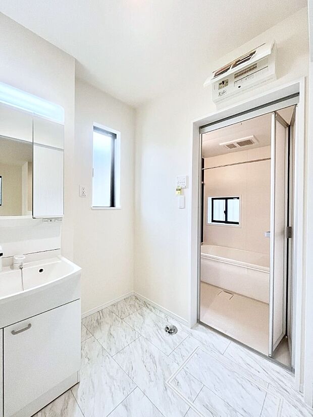 小窓がついているので湿気の多い場所でも換気が十分行えます。毎日の身支度を気持ち良く!