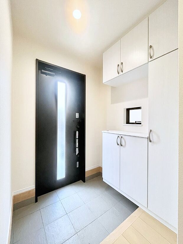 明るい陽光が入り込む玄関。ご家族の靴もスッキリ収納できる玄関収納付き！