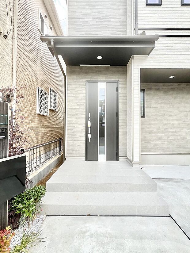 大切な家族、来客を出迎える玄関。