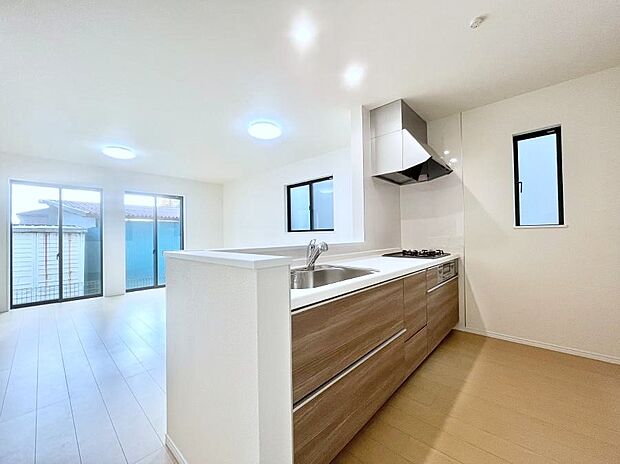 リビングで遊ぶお子様を見守りながらお料理ができる対面キッチン。  