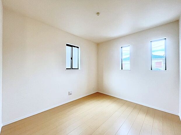 使いやすい形でベットや家具の置き方にも困ることもありません。