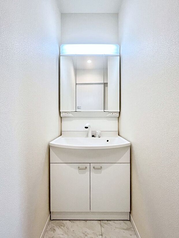 大きく見やすい三面鏡で清潔感ある洗面台は、身だしなみチェックや肌のお手入れにおすすめです。 