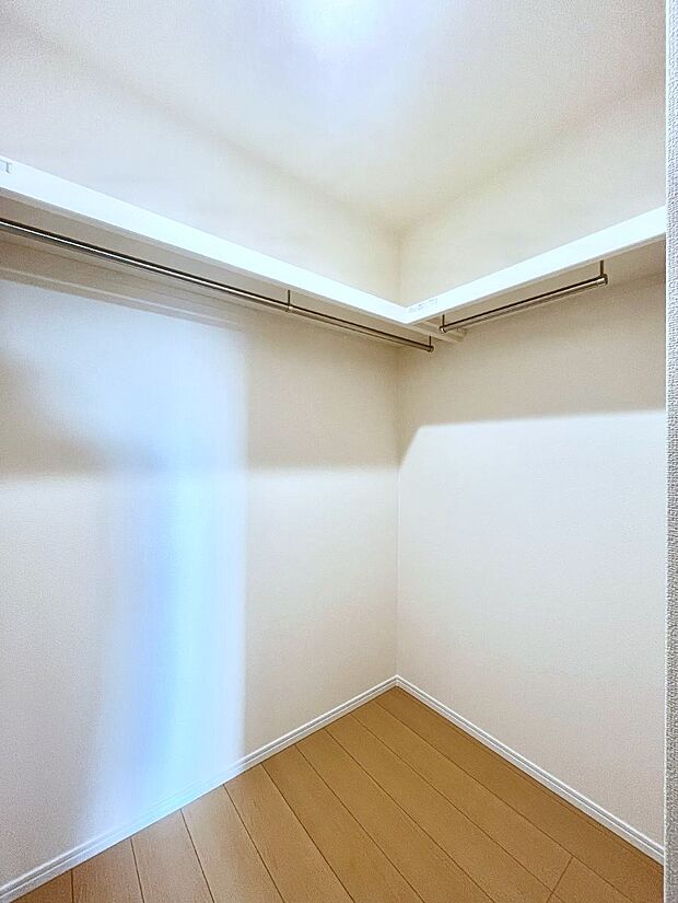 ウォークインクローゼット付きで生活空間を広く利用できます。