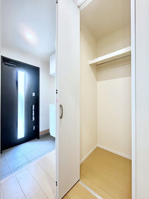 玄関ホール収納です。掃除道具やお出かけ用グッズの収納に便利です。