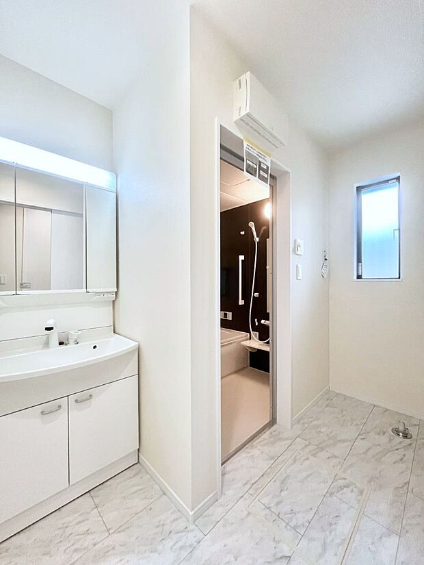 小窓がついているので湿気の多い場所でも換気が十分行えます。毎日の身支度を気持ち良く!