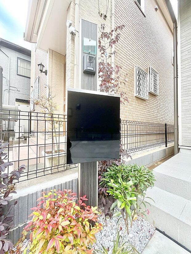 表札・インターホン・ポストをひとつに集約。エントランスになじむシンプルデザイン。