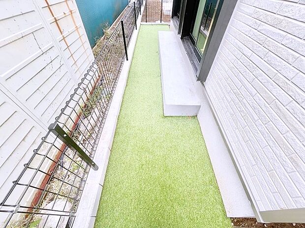 ガーデニングや家庭菜園も楽しめるお庭付き。