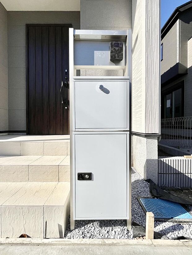 表札・インターホン・ポスト・宅配ＢＯＸをひとつに集約。エントランスになじむシンプルデザイン。