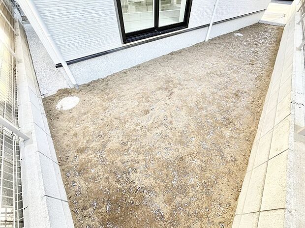 ガーデニングや家庭菜園も楽しめるお庭付き。