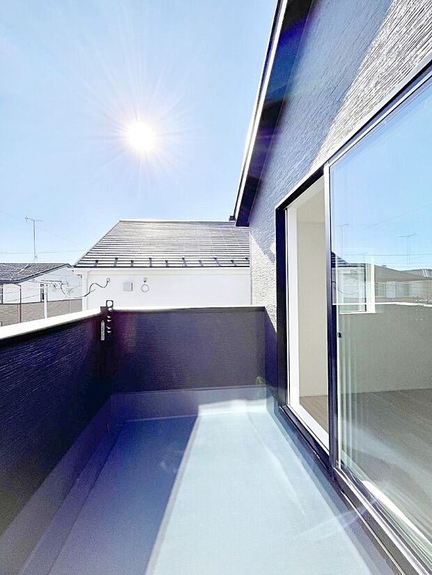 ゆったりバルコニーだから沢山お洗濯ものを干せます。