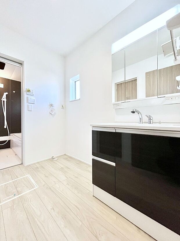 清潔感のある快適空間です。毎日の身支度も気持ち良くお使い頂けます。 