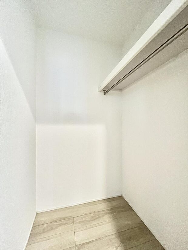 玄関ホールにウォークインクローゼットを完備しています