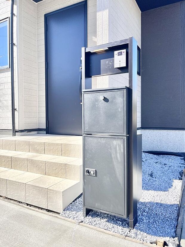 表札・インターホン・ポスト・宅配ＢＯＸをひとつに集約。エントランスになじむシンプルデザイン。