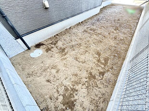 家族で楽しめる庭付きです。ガーデニングや物置を置いたり、お子様がいらっしゃるご家庭ではプールなど使い方はさまざまです。