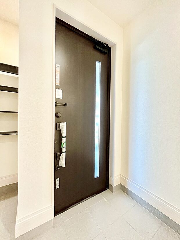 明るい玄関はお客様をお出迎えするのにぴったりです！ 