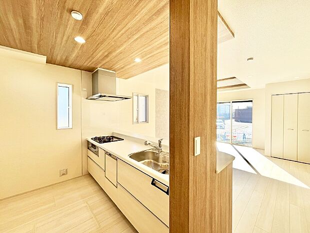 リビングで遊ぶお子様を見守りながらお料理ができる対面キッチン。  