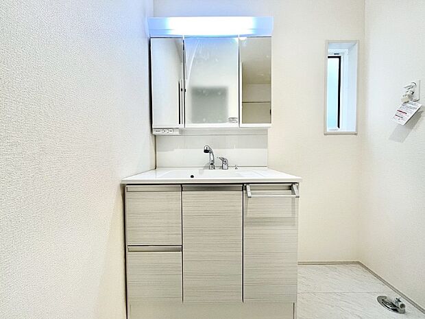 収納力と機能性に優れた洗面化粧台