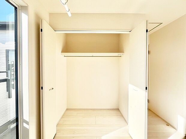 洋室のクローゼット。奥行きがあるので厚手の衣類もすっきり収まります。