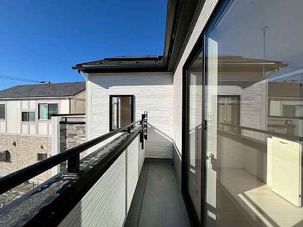 暖かな陽光が降り注ぐバルコニーはお洗濯におすすめ。爽やかな風も心地よいです。 