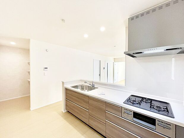 料理をしながらでもご家族との会話を楽しめる対面キッチン