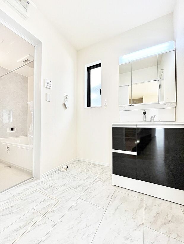 身支度もスムーズにおこなえる脱衣場。  