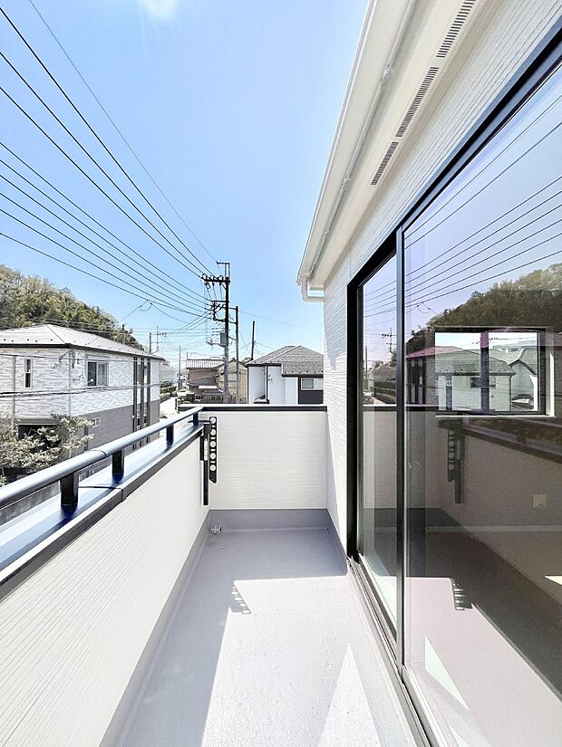 ゆったりバルコニーだから沢山お洗濯ものを干せます。