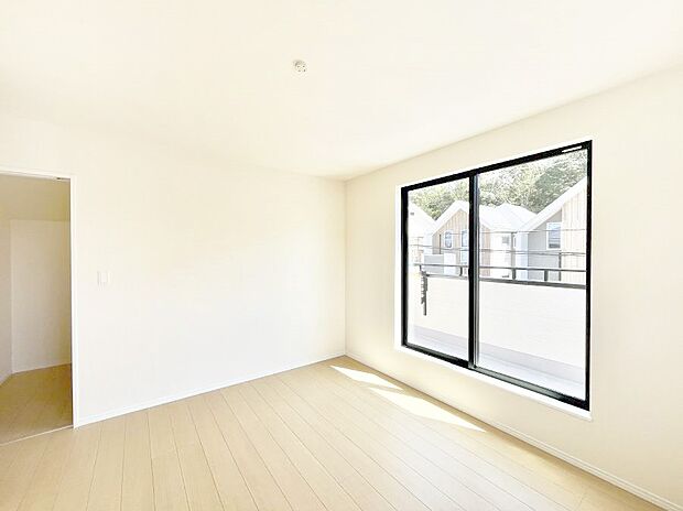 バルコニーが開放感をプラスしてくれる洋室