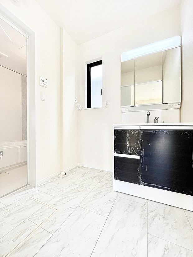 身支度もスムーズにおこなえる脱衣場。