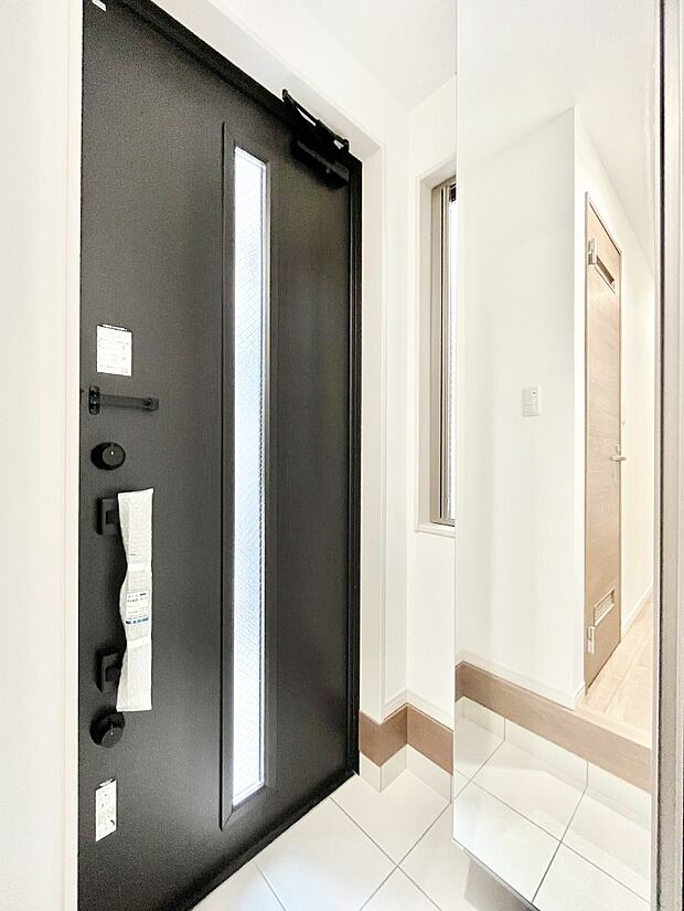 玄関ドアにスリッドラインが入っているので光の演出をしてくれます