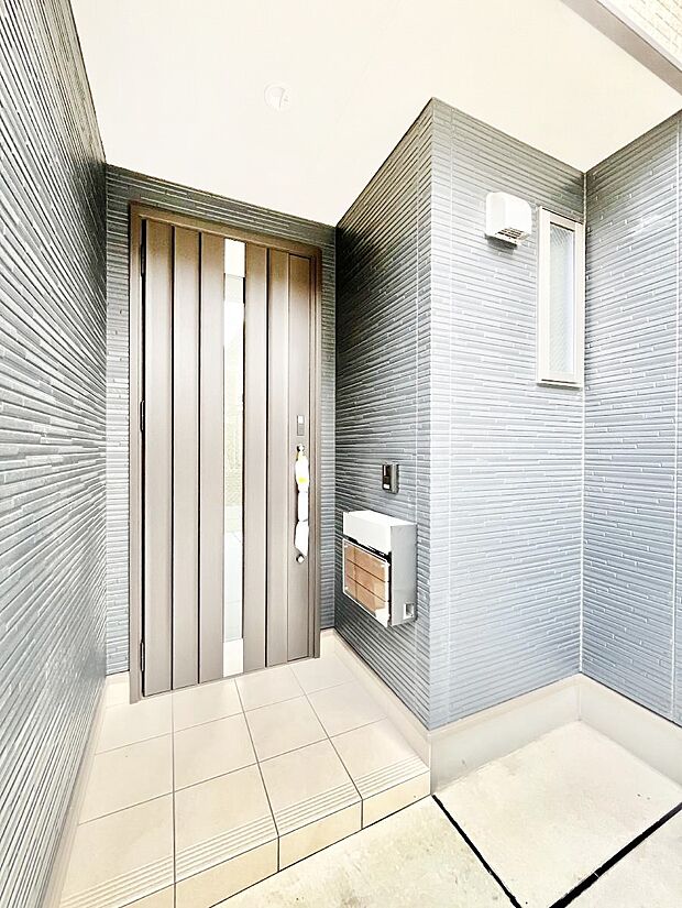 玄関前は雨が降っても濡れにくい屋根付き