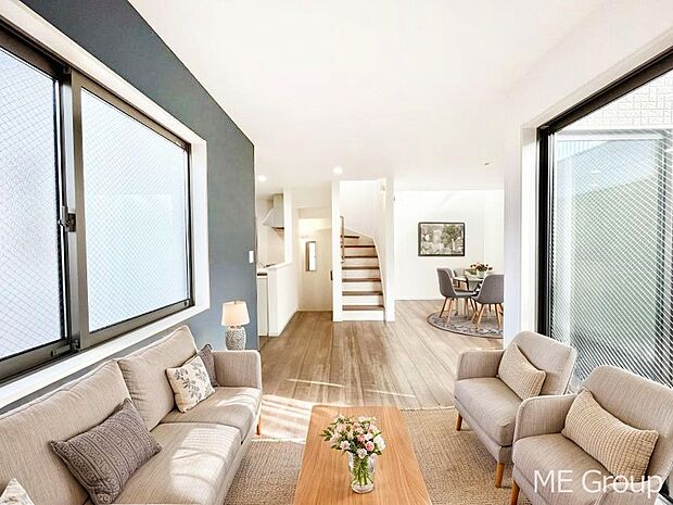 プライバシーも守れる2階リビングは明るく開放感たっぷり！　※家具はCGです