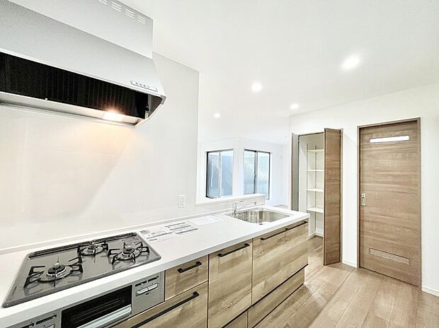 リビングで遊ぶお子様を見守りながらお料理ができる対面キッチン