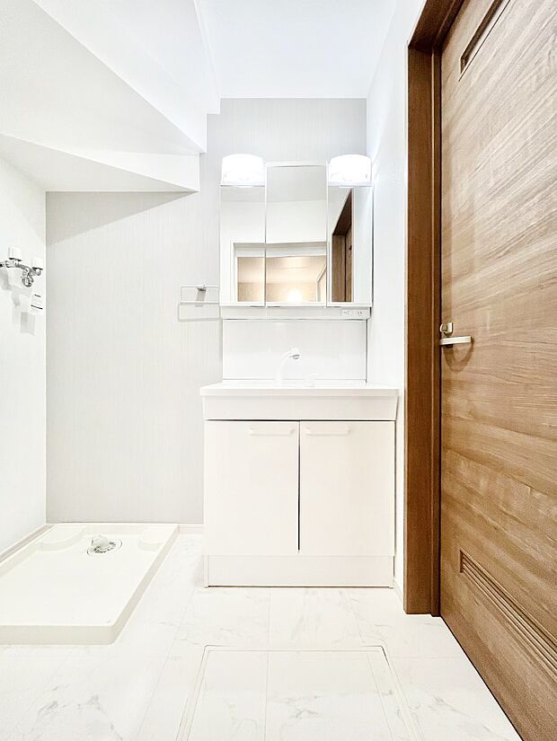 スタイリングに便利な三面鏡、ミラーキャビネットで細かい物スッキリ