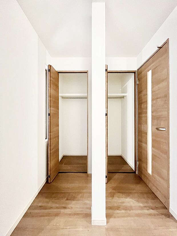 洋室のクローゼット。奥行きがあるので厚手の衣類もすっきり収まります。