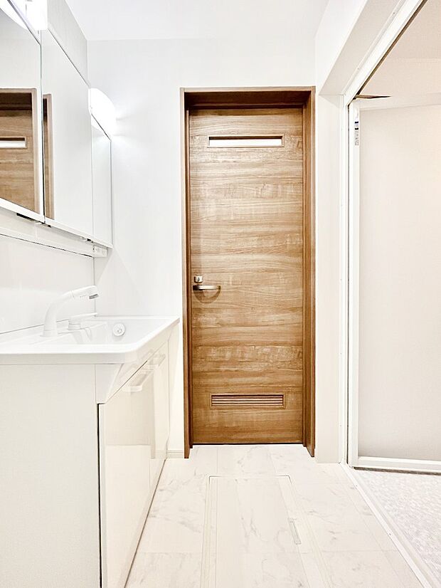 清潔感溢れるホワイトカラーを基調とした洗面室