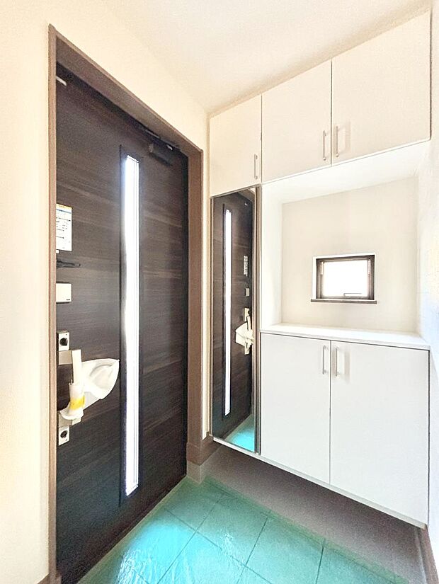 明るい玄関はお客様をお出迎えするのにぴったりです！ 