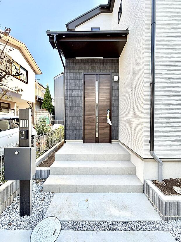 大切な家族、来客を出迎える玄関。