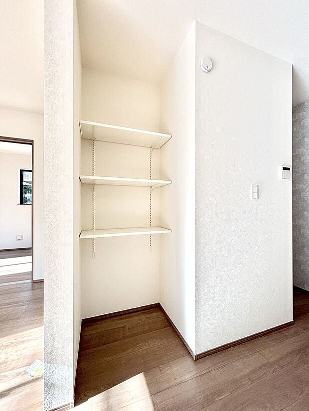 リビング収納。ここに収納があると物が集まるLDKがスッキリ片付きそうですね。