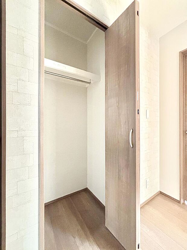 玄関ホール収納です。掃除道具やお出かけ用グッズの収納に便利です。