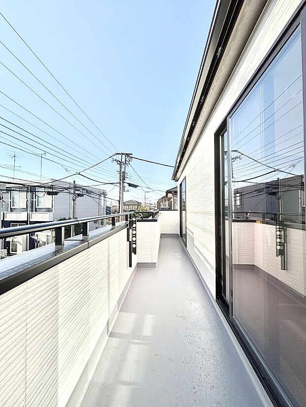 暖かな陽光が降り注ぐバルコニーはお洗濯におすすめ。爽やかな風も心地よいです。